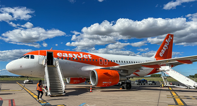 Das Flugzeug von easyjet airlines auf dem Flughafen von Montpellier.