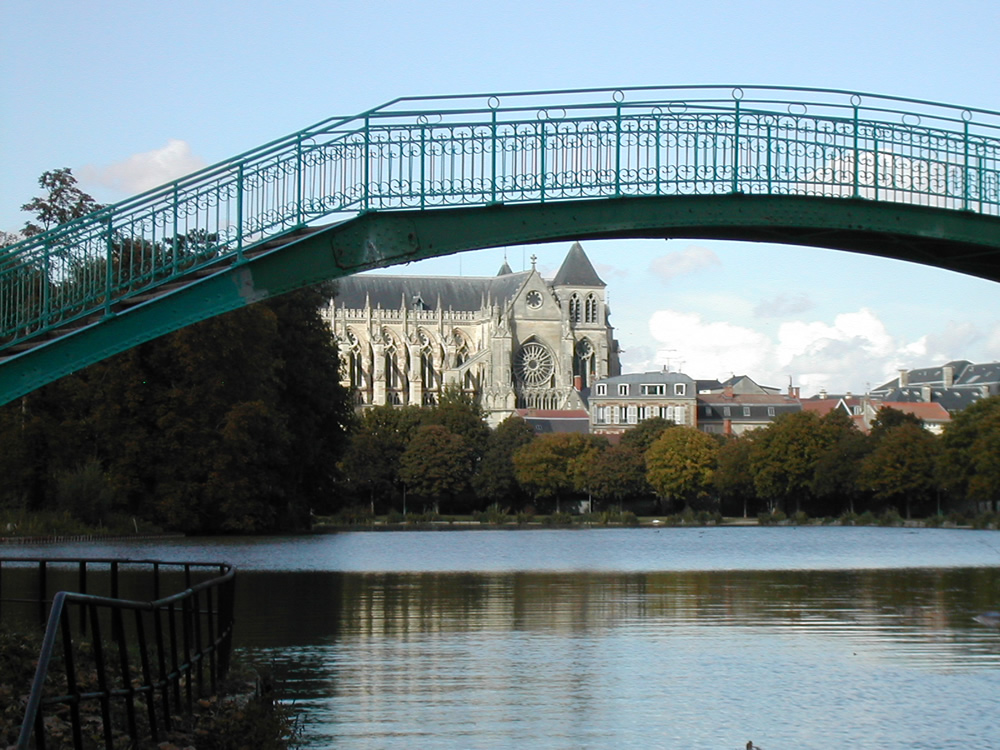 Ein schöner Ort zum entspannen, vor einer Fußgängerbrücke mit Blick über den Grand Jard auf die Kathedrale im Châlons-en-Champagne 