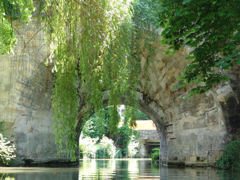 Mauvillain Bogen. Im Hintergrund die le Mau Brücke 