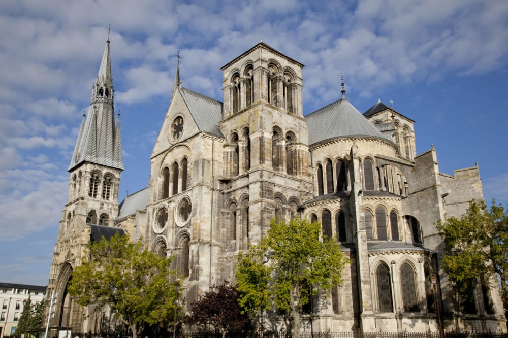 Beeindruckender Blick auf die Kathedrale Notre-Dame-en-Vaux in der Stadt Châlons-en-Champagne im Nordosten Frankreichs