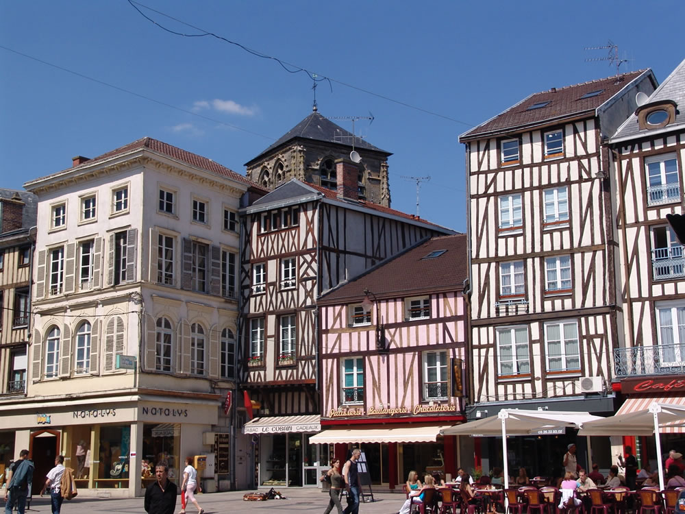 Gute Einkaufmöglichkeiten und schöne Fachwerkhäuser auf dem Place de la République im Châlons-en-Champagne im Sommer bei tollem Wetter