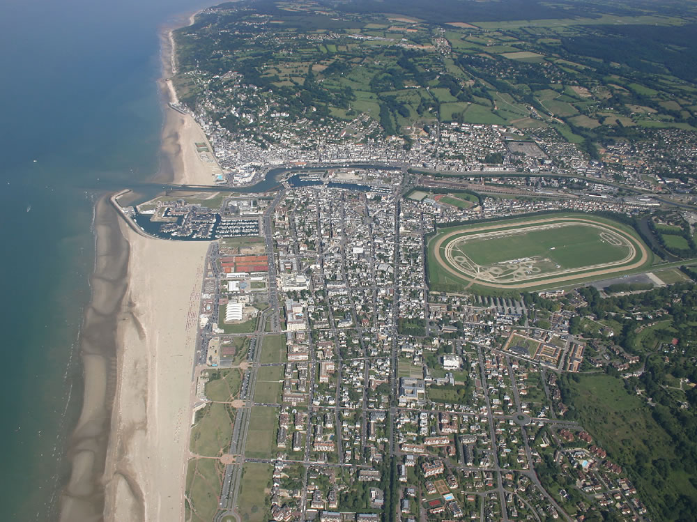 Luftaufnahme vom beliebten Badeort Deauville in Frankreich. Sehr beliebt während der sonnigen Tage.