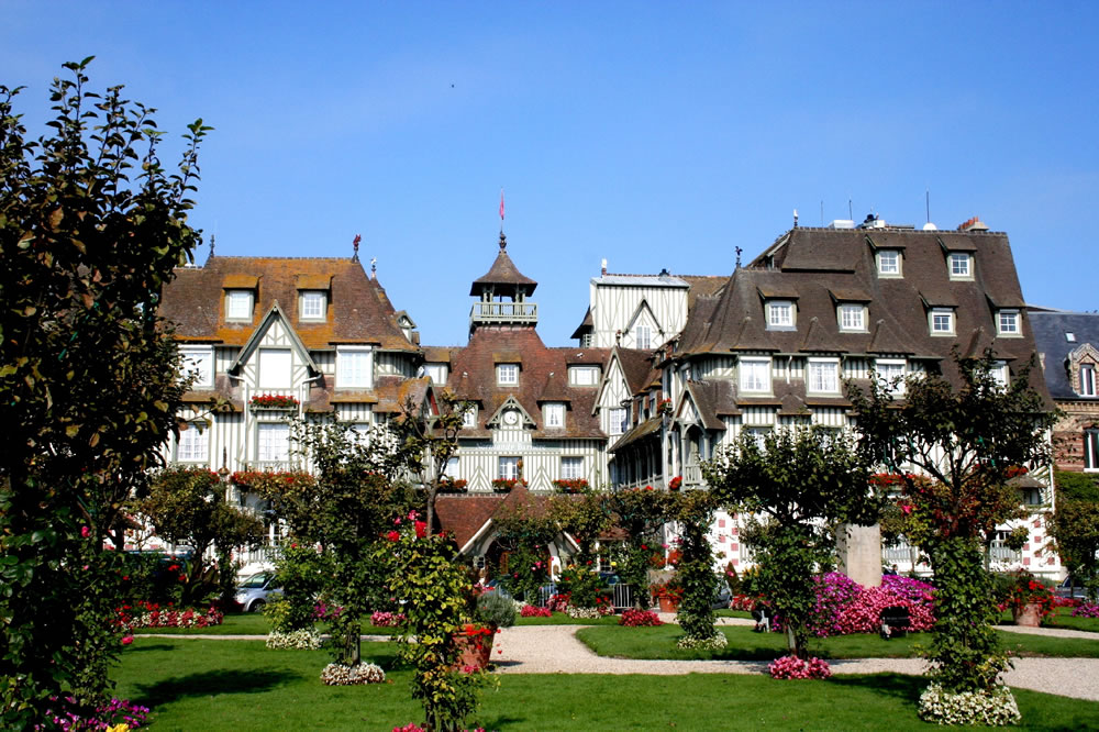 Die Normandie, Seebad Deauville mit Vorgarten. Von Paris aus gesehen ist der am Meer gelegene  Luxusurlaubsort Deauville schnell zu erreichen.  