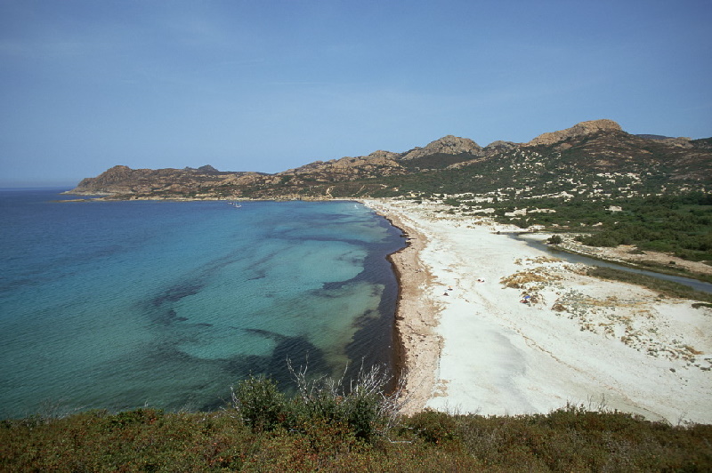 Anse de Peraiola, Departement Haute Corse (2B). Ein schöner Blick auf den weitläufigen Sandstrand mit türkisfarbenen Wasser