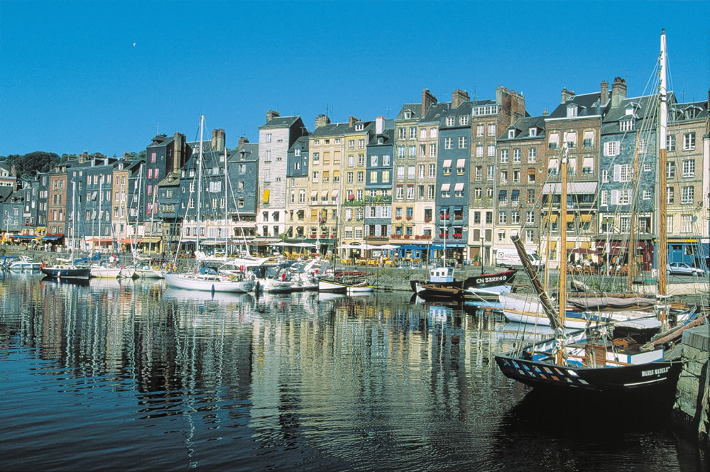 Malerischer Hafen von Honfleur, im Ferienort Côte Fleurie. Der Hafen bietet verschiedenste Freizeitaktivitäten und zahlreiche Veranstaltungen und Feste