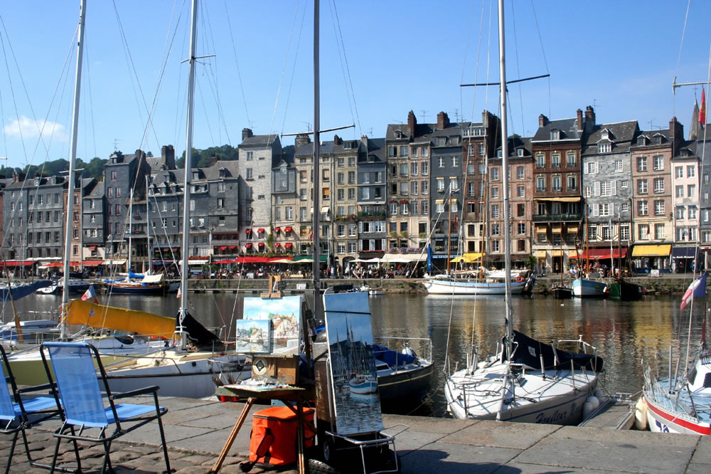 Maler am Steg des alten Yachthafens von Honfleur. Die Kulisse wird oft gezeichnet, dementsprechend findet man viele Maler rund um den Hafen von Honfleur.