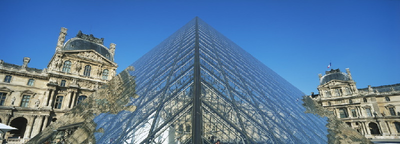 Musée du Louvre. Die Glaspyramide des Architekten Peï  wurde 1989 mitten auf dem Hof Cour Napoléon errichtet.