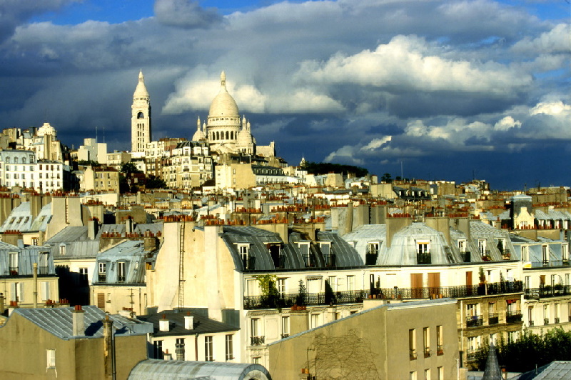 Eine der bekanntesten Kirchen in Paris. 	Die Basilika Sacré-Coeur wurde im 19. Jahrhundert auf dem Hügel Butte Montmartre errichtet.