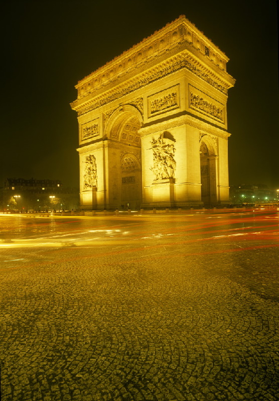 Der Triumphbogen auf der Place de l'Etoile  am Ende der Avenue des Champs-Élysées gehört zu den bekanntesten Bauwerken Frankreichs. 