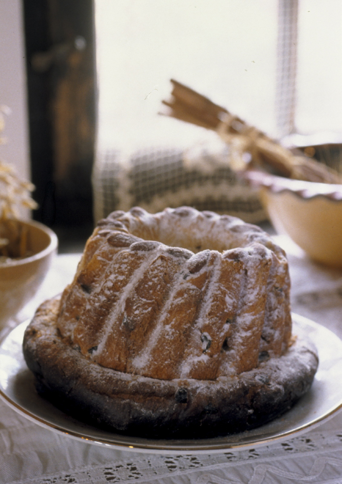 Der Gugelhupf ist im Elsass sehr beliebt und hat es mit der Zeit weit gebracht. Der Gugelhupf ist ein Sauerteigkuchen aus Bierhefe mit Rosinen und Mandeln