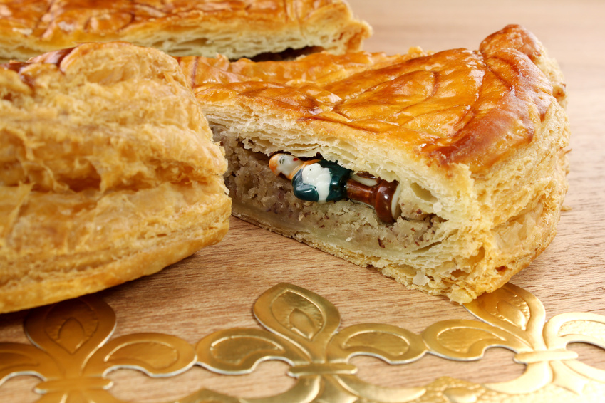 Die Galette des Rois ein Blätterteig Kuchen aus Marzipan, ist am Dreikönigsfest Tradition