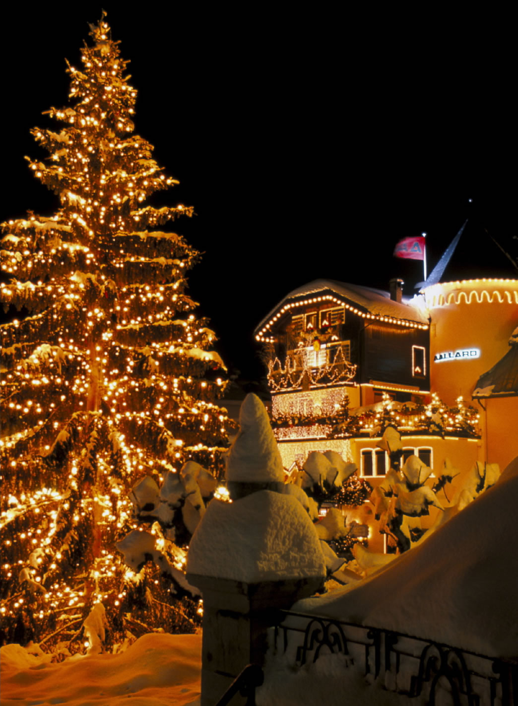 Die Straßen vom Schnee bedeckt und der Weihnachtsbaum hell und prunkvoll geschmückt, machen die Straßen in der Megève Weihnachtlich.
