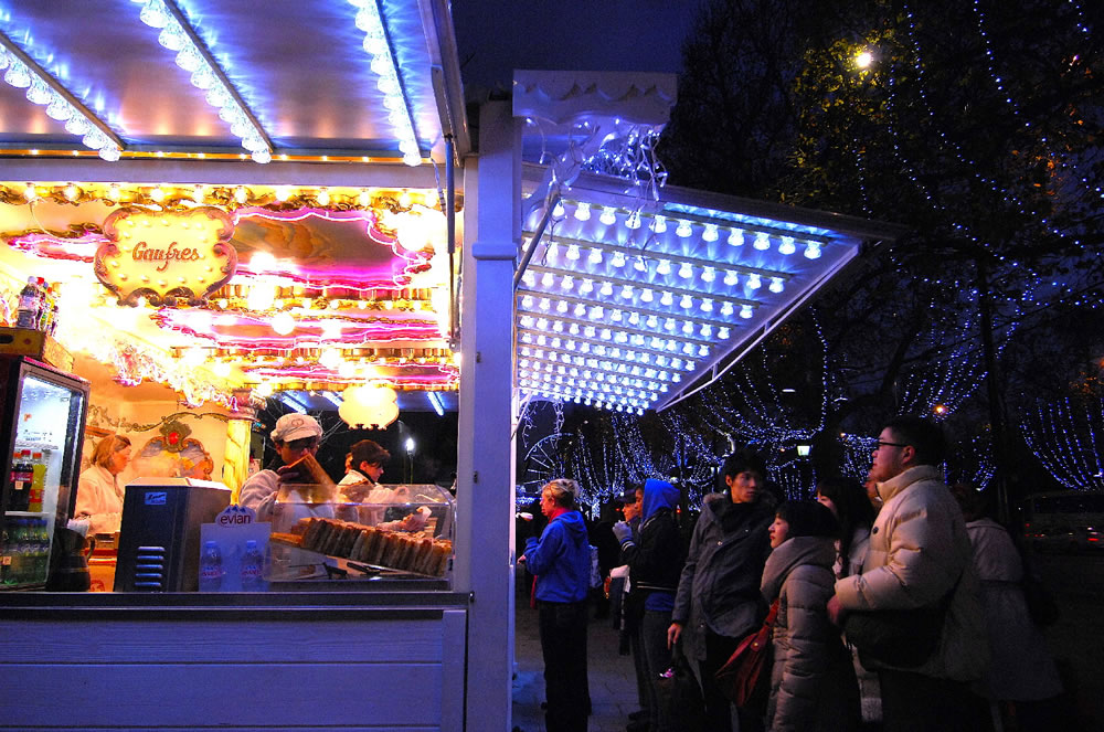 Waffelnstand auf dem Weihnachtsmarkt am Champs-Elysées