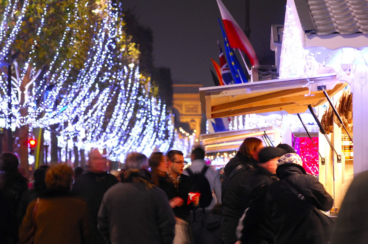 Winter und Weihnachtszeit in Frankreich. Auf dem Weihnachtsmarkt auf der Champs-Elysées in Paris kann man viele schöne Sachen entdecken.
