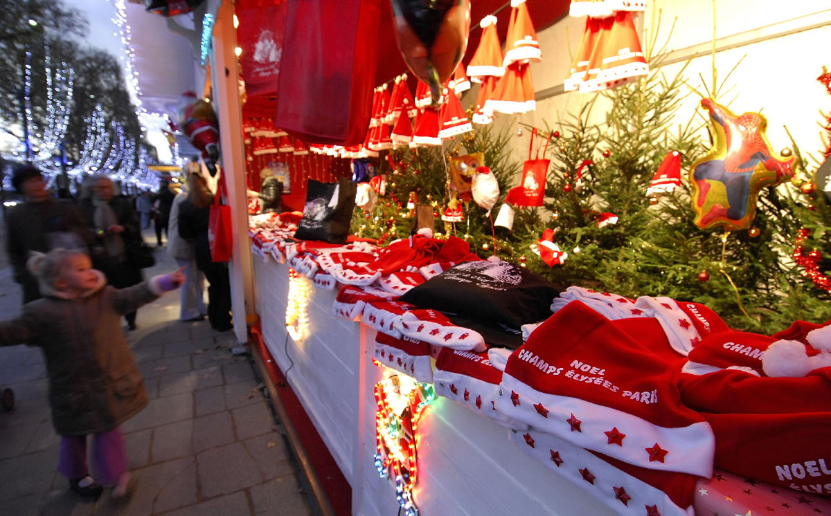 Die Beleuchtung und das die blickenden Weihnachtsmänner auf dem Champs−Elysées ziehen nicht nur kleine Kinder auf dem 